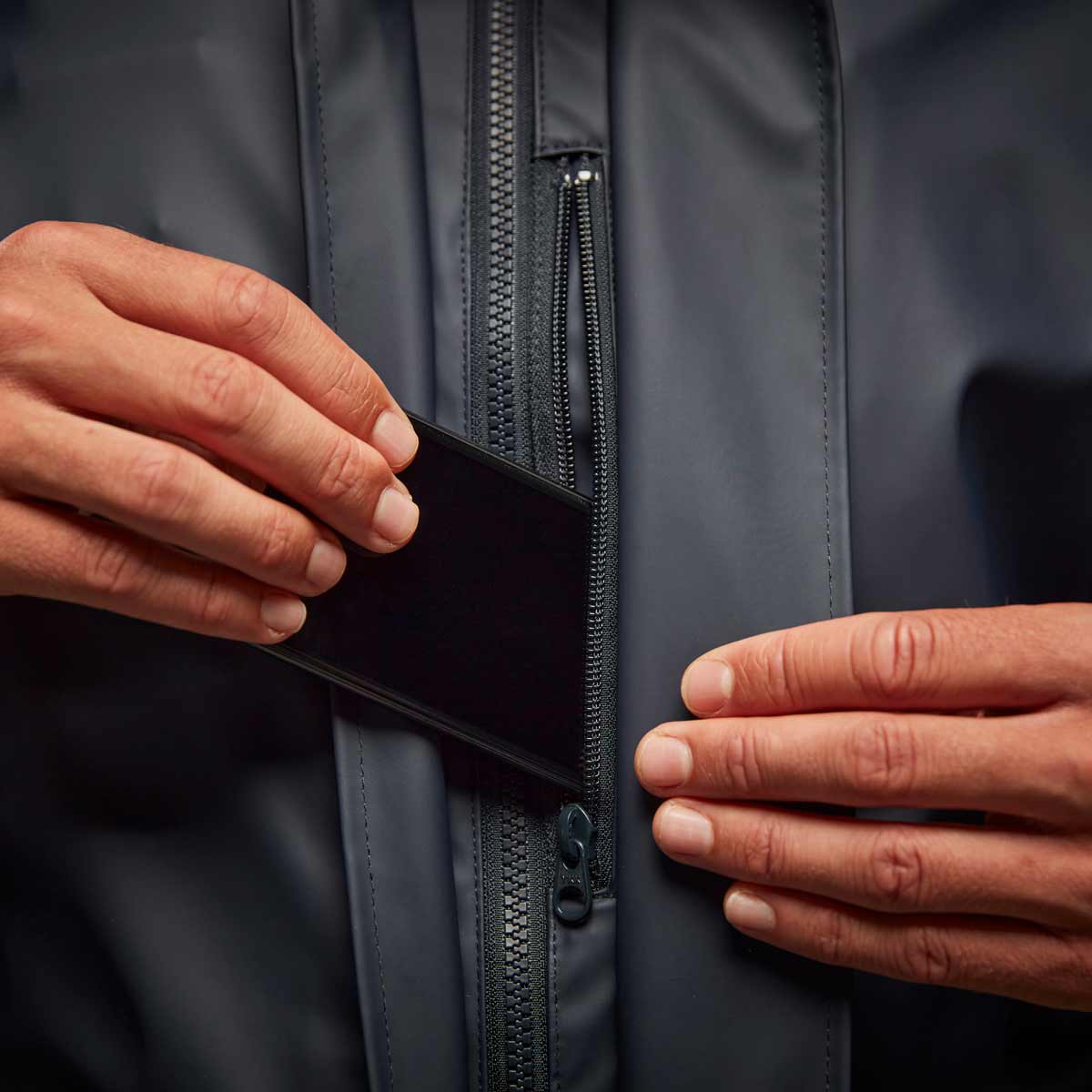       Helly-Hansen-Gale-Waterproof-Rain-Jacket-detail